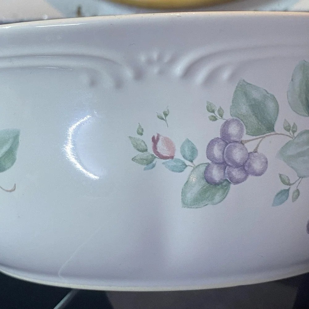 Pfaltzgraff Grapevine 2 Quart Round‎ Covered Casserole Microwave Safe